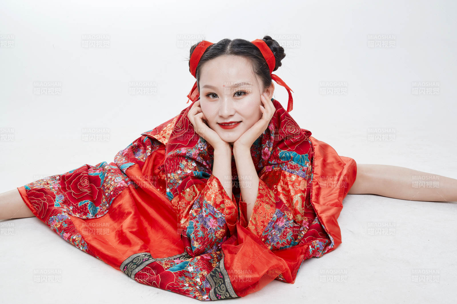 身穿中國傳統服飾的青年女性