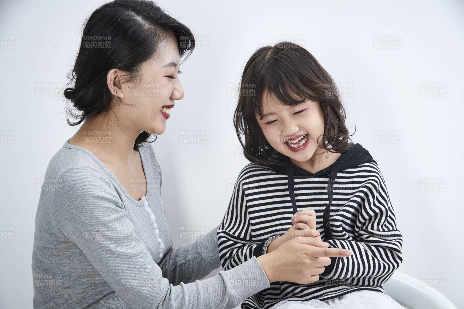 白色背景的美丽妈妈与可爱女儿亲子人像