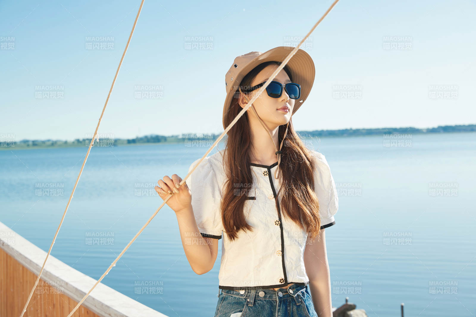 在湖畔木制帆船上的亞洲美女