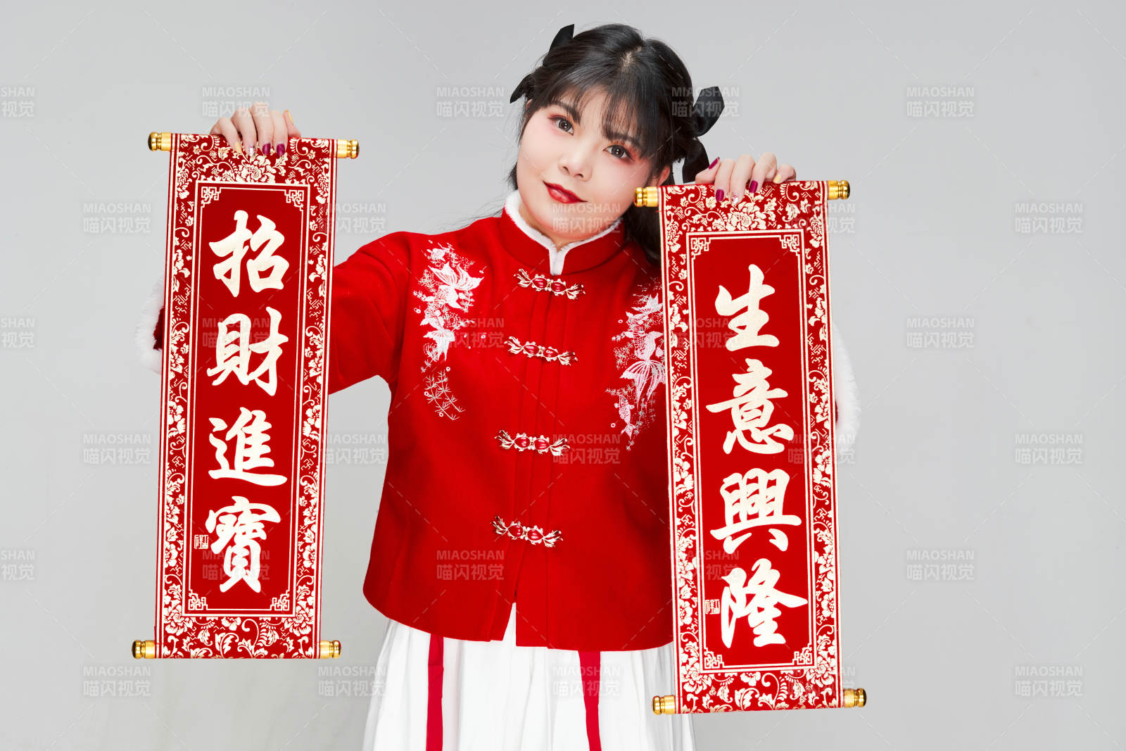 手持春聯身穿喜慶漢服的可愛少女