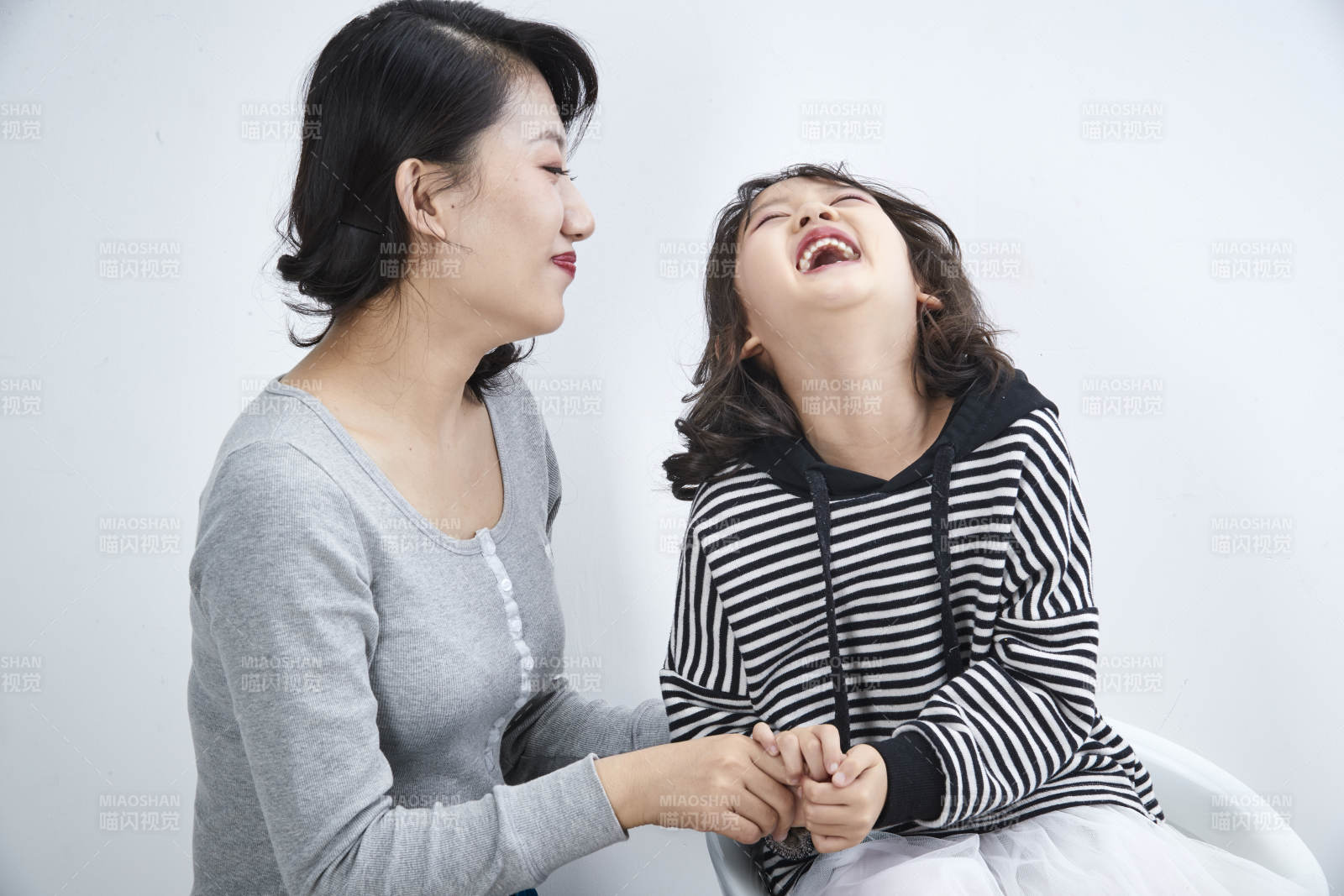 白色背景的美麗媽媽與可愛女兒親子人像