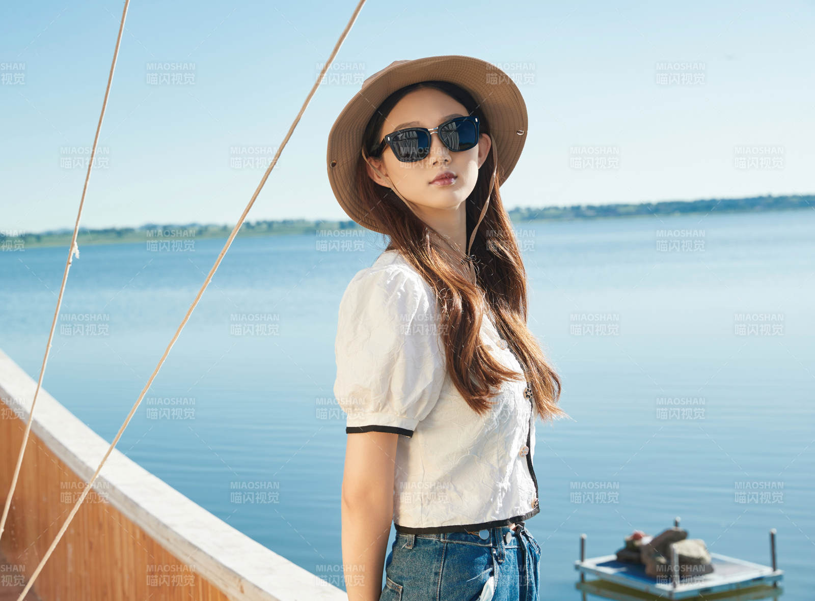 在湖畔木制帆船上的亚洲美女