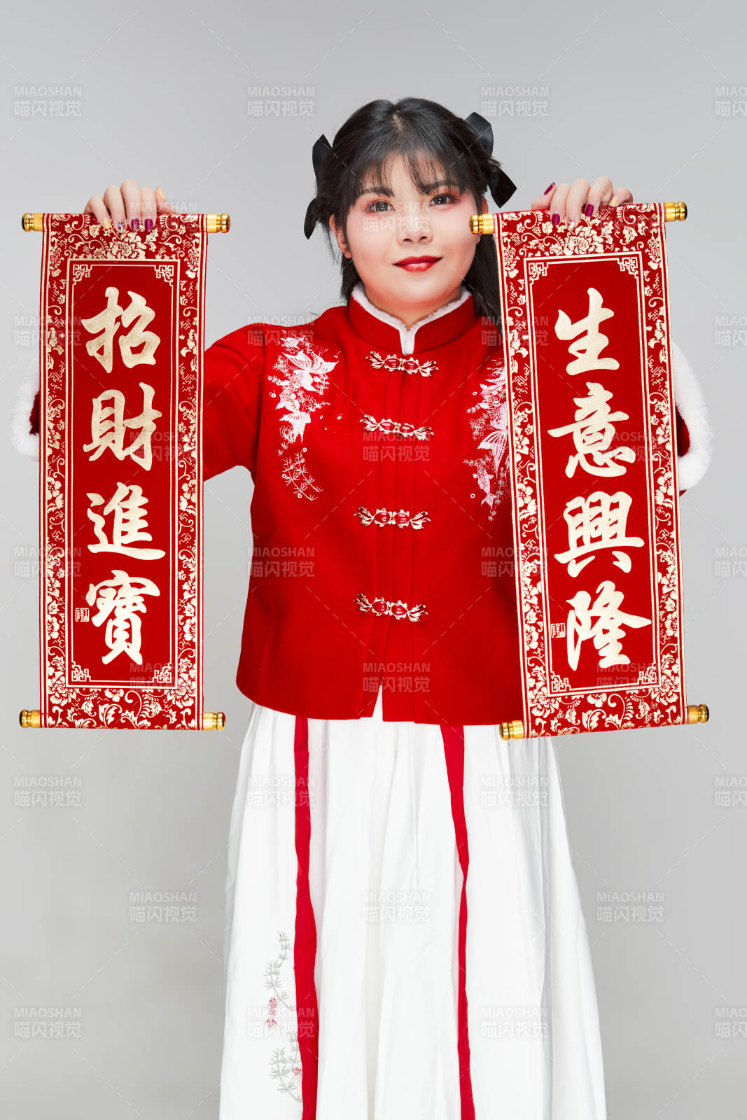 手持春聯(lián)身穿喜慶漢服的可愛少女