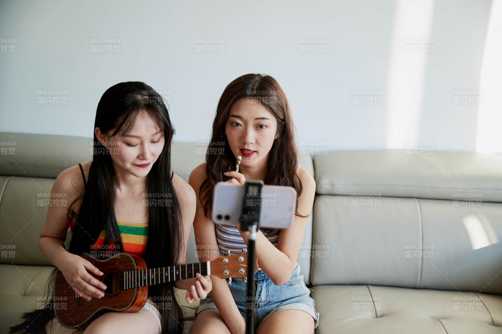 在家做主播直播的亞洲年輕閨蜜少女