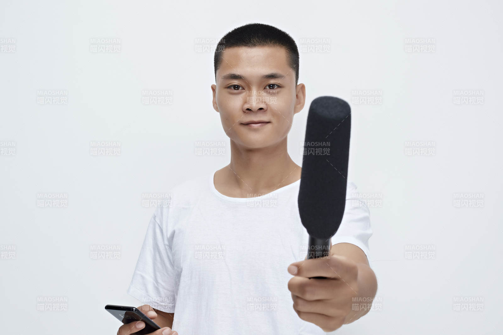 手持話筒手機進行采訪的新聞工作者