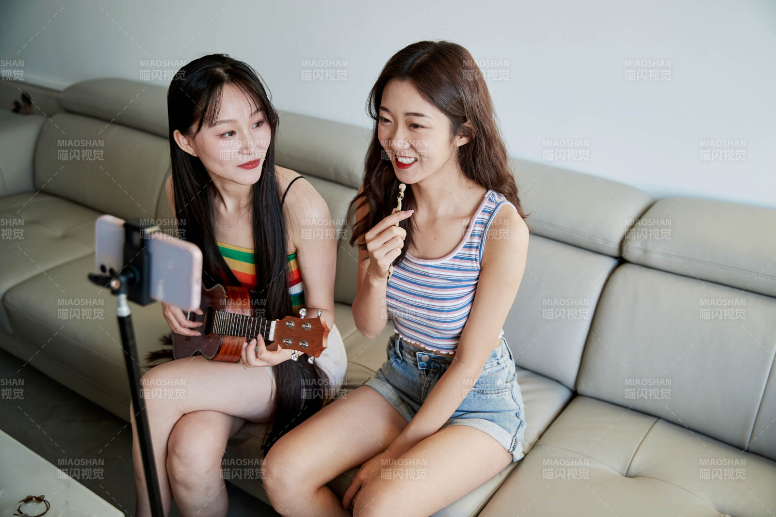 在家做主播直播的亞洲年輕閨蜜少女