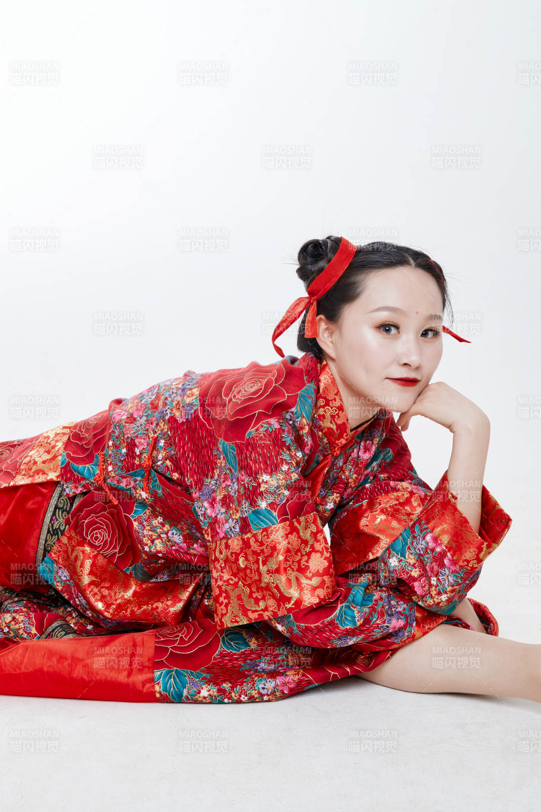 身穿中國傳統(tǒng)服飾的青年女性