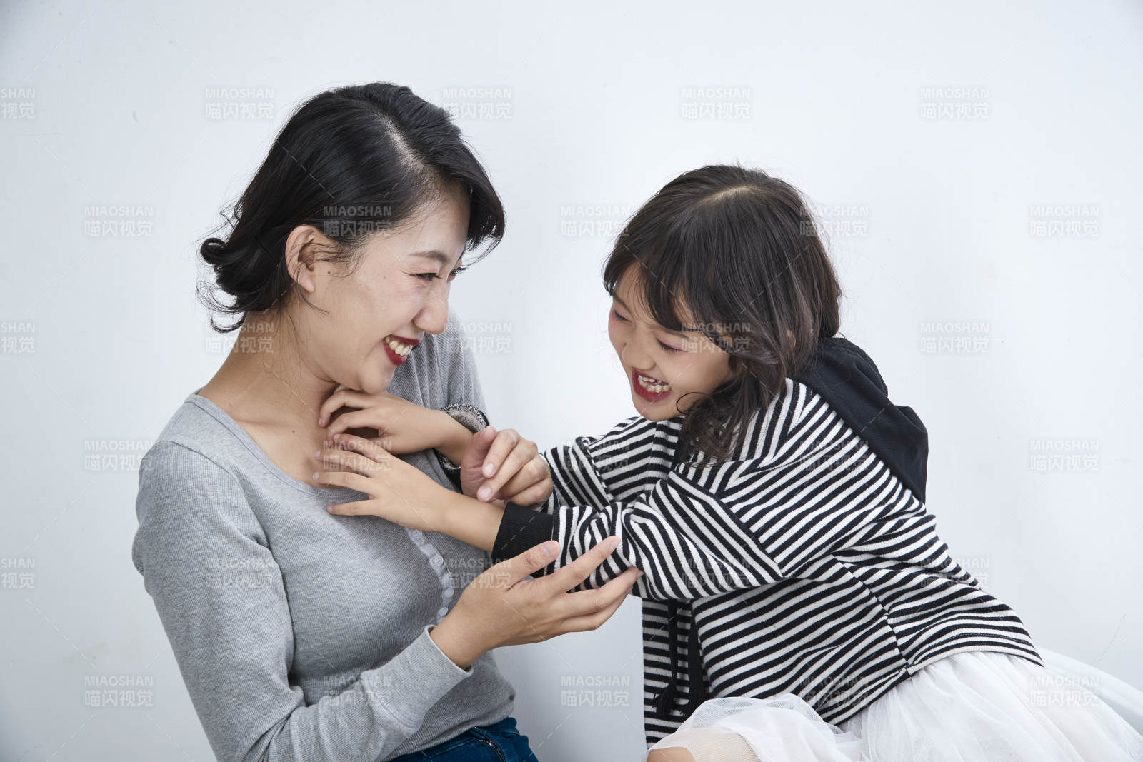 白色背景的美丽妈妈与可爱女儿亲子人像