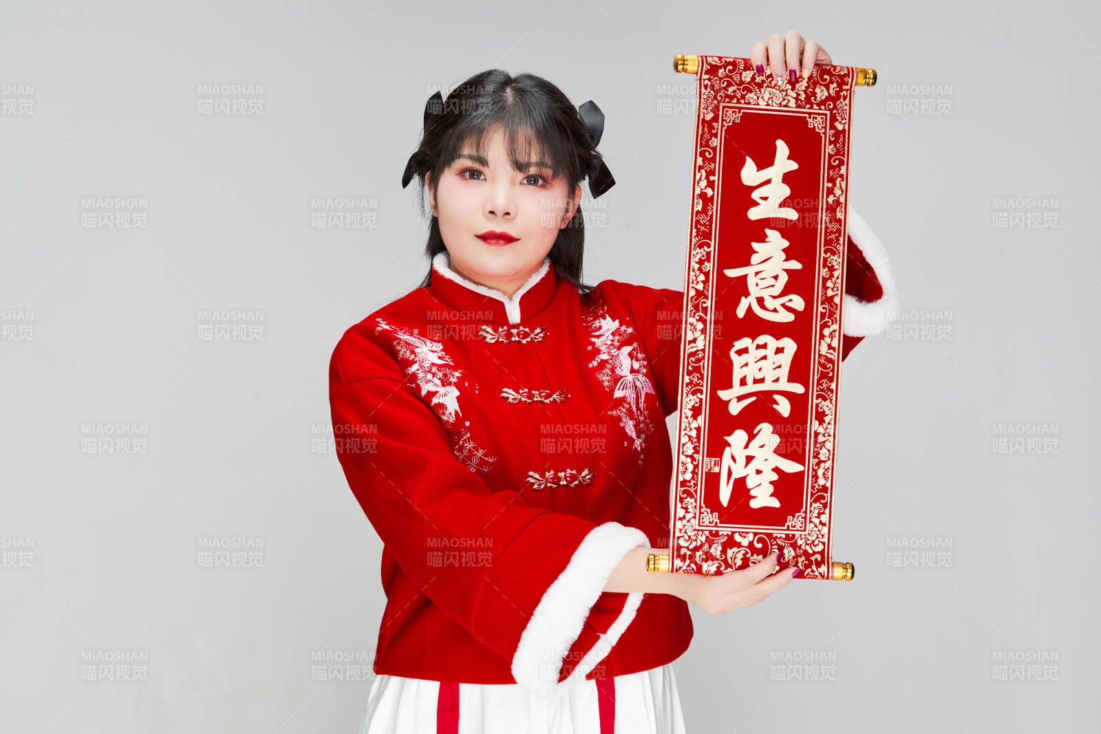 手持春聯(lián)身穿喜慶漢服的可愛少女