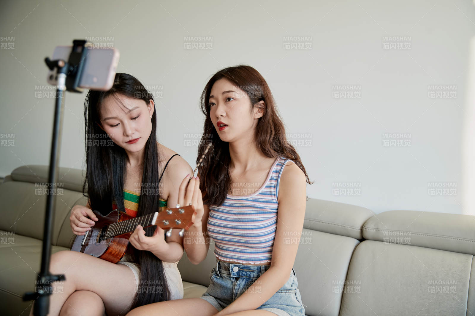 在家做主播直播的亞洲年輕閨蜜少女