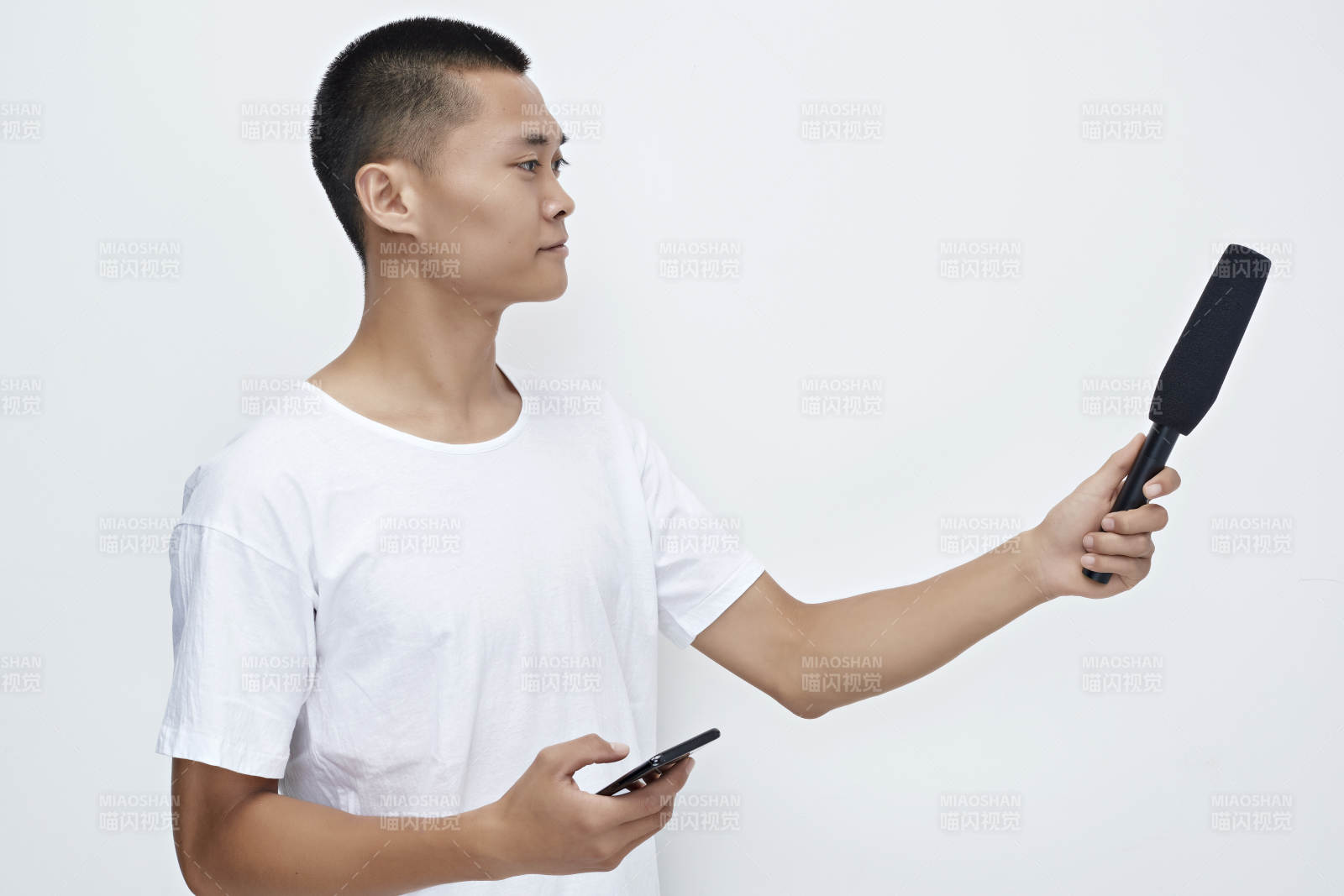 手持話筒手機(jī)進(jìn)行采訪的新聞工作者