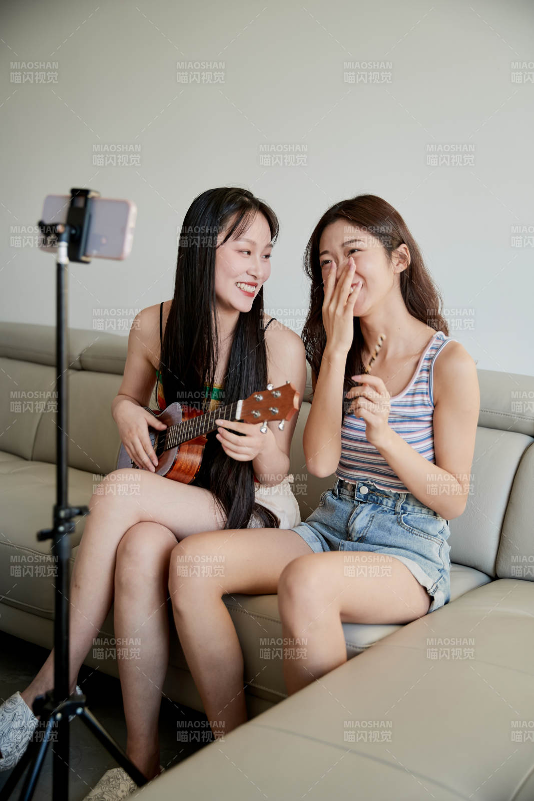 在家做主播直播的亞洲年輕閨蜜少女