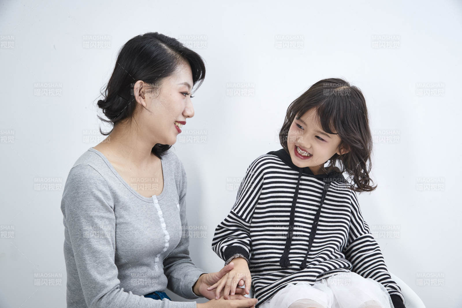 白色背景的美麗媽媽與可愛女兒親子人像