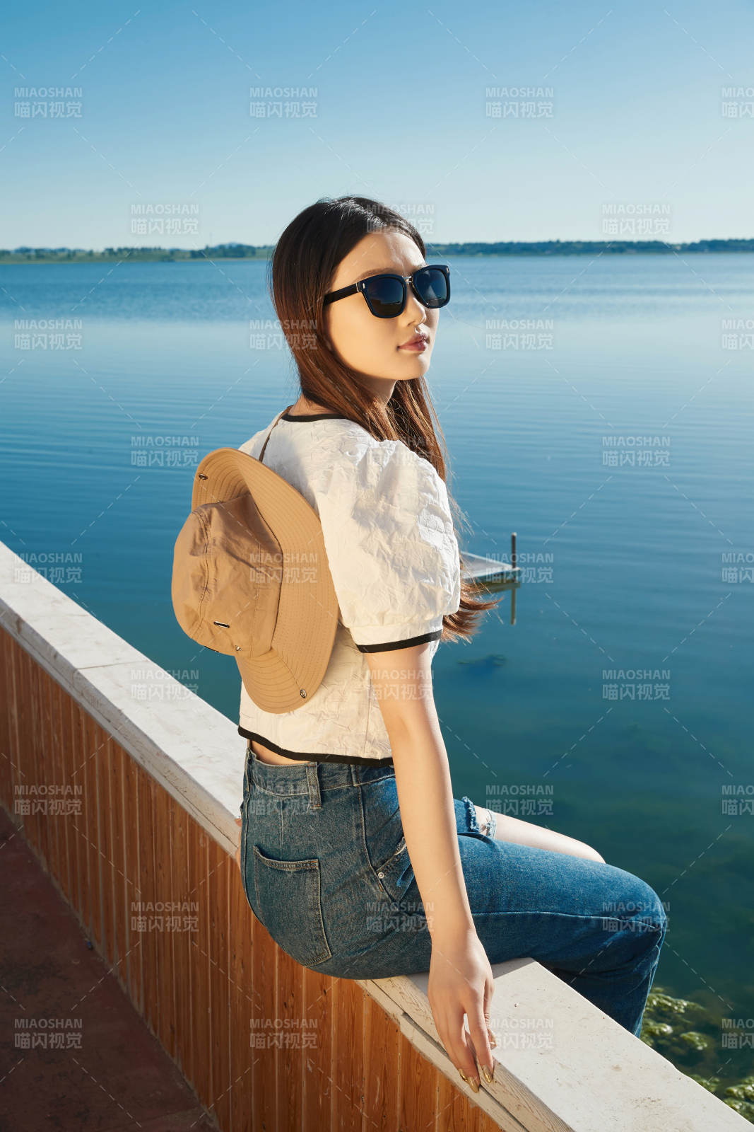 在湖畔木制帆船上的亞洲美女