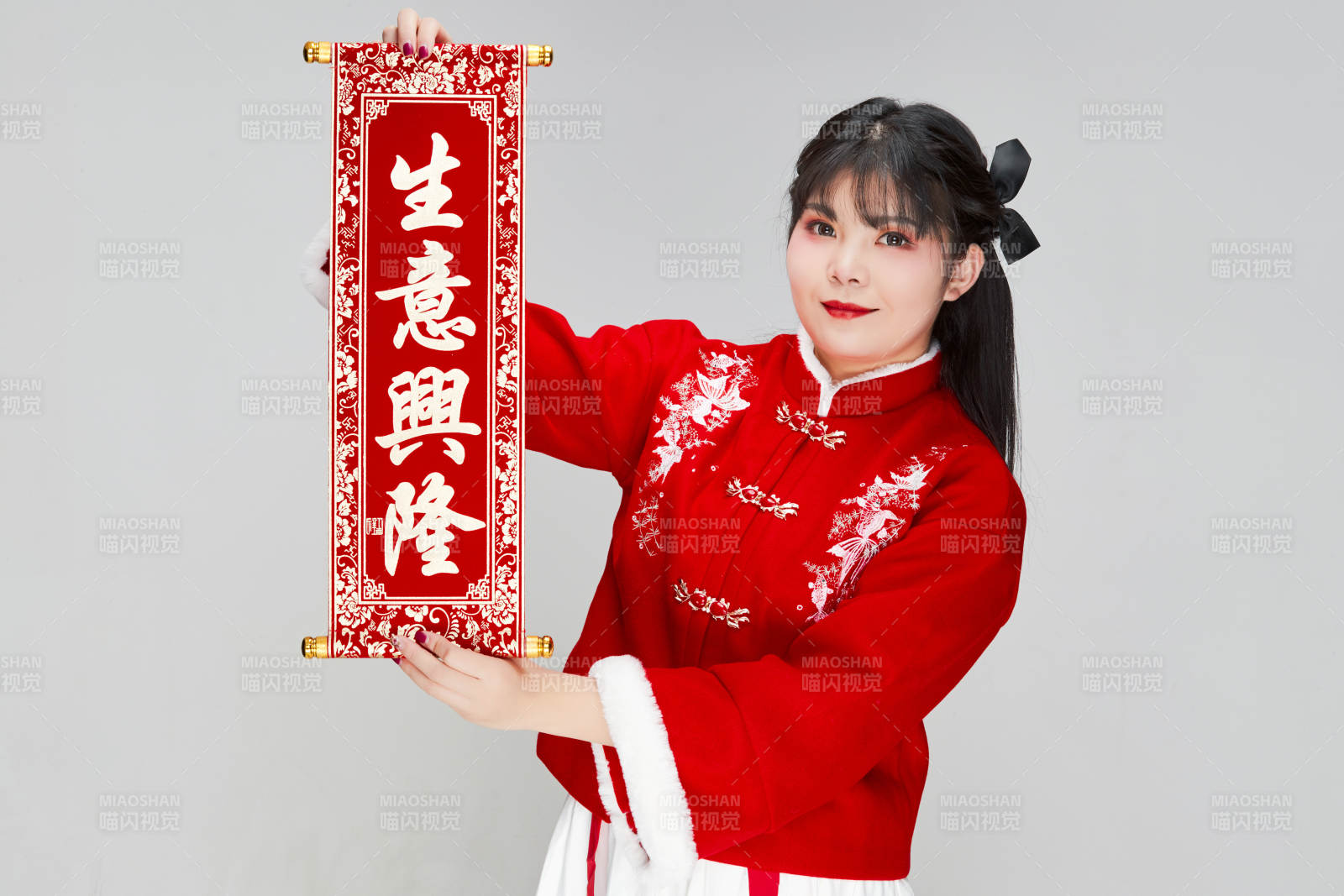 手持春聯身穿喜慶漢服的可愛少女