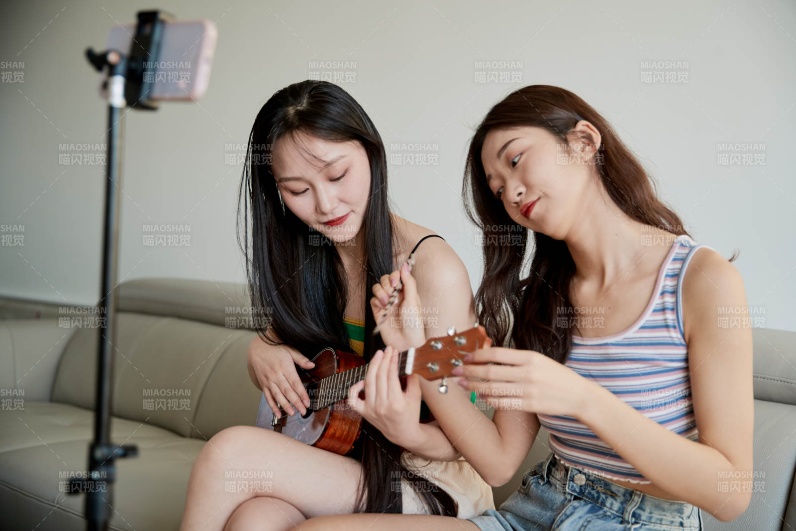 在家做主播直播的亞洲年輕閨蜜少女