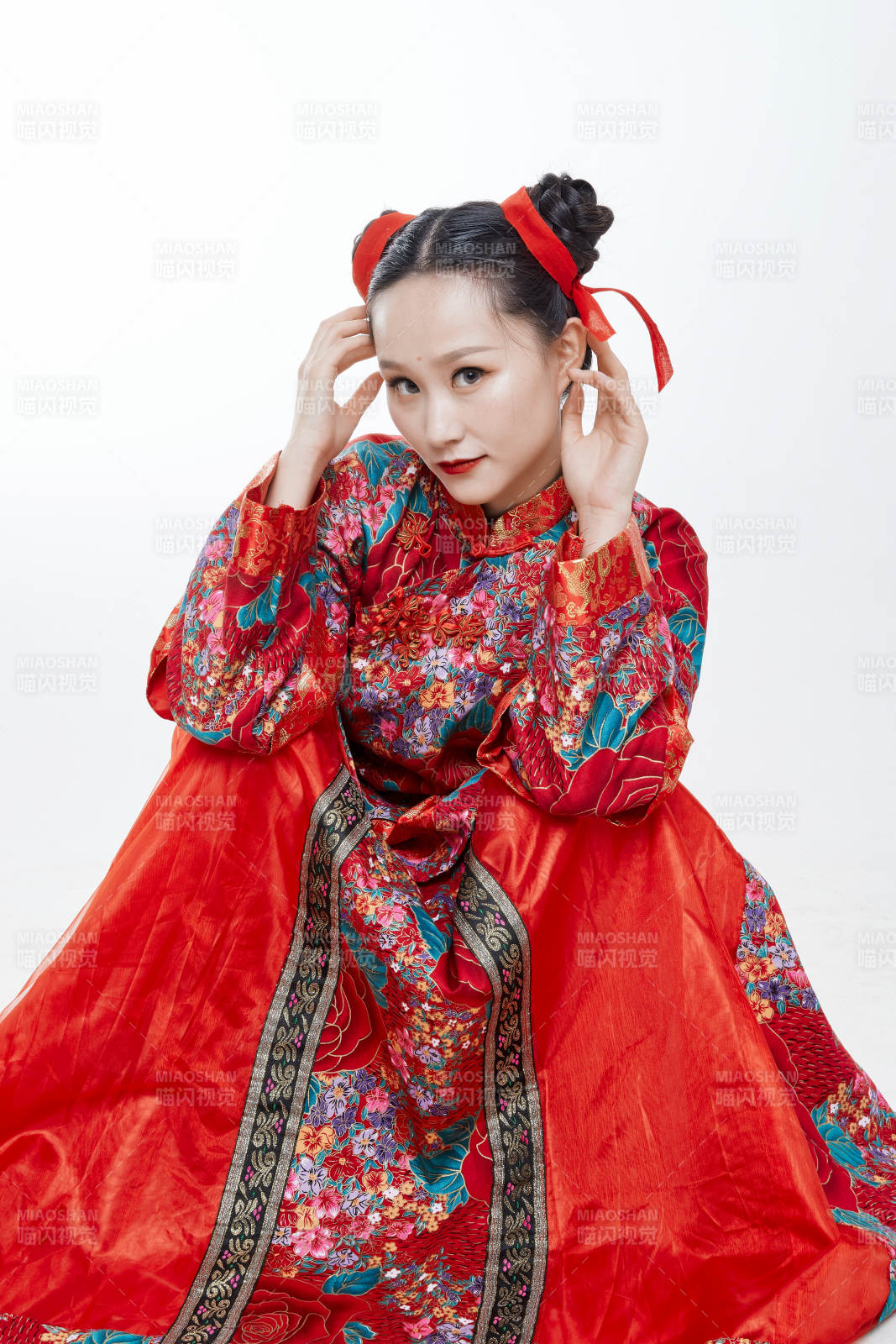 身穿中國傳統(tǒng)服飾的青年女性