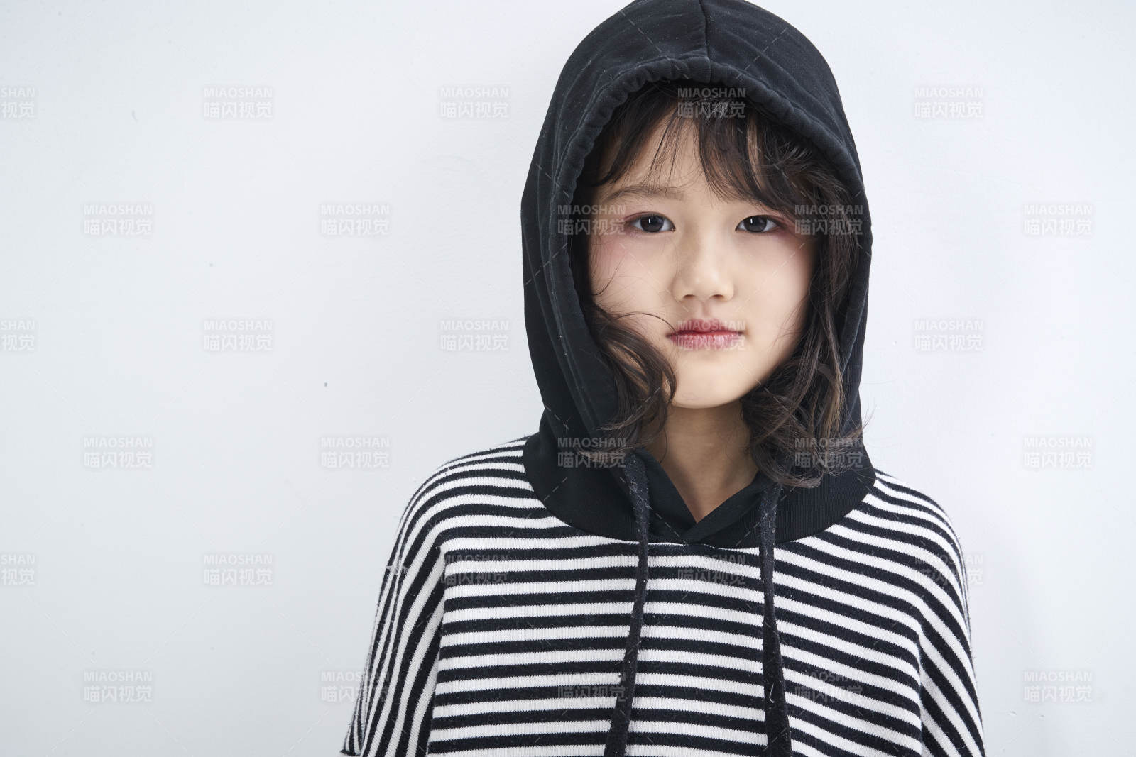 白色背景前身穿海魂衫的可愛(ài)的亞洲兒童人像