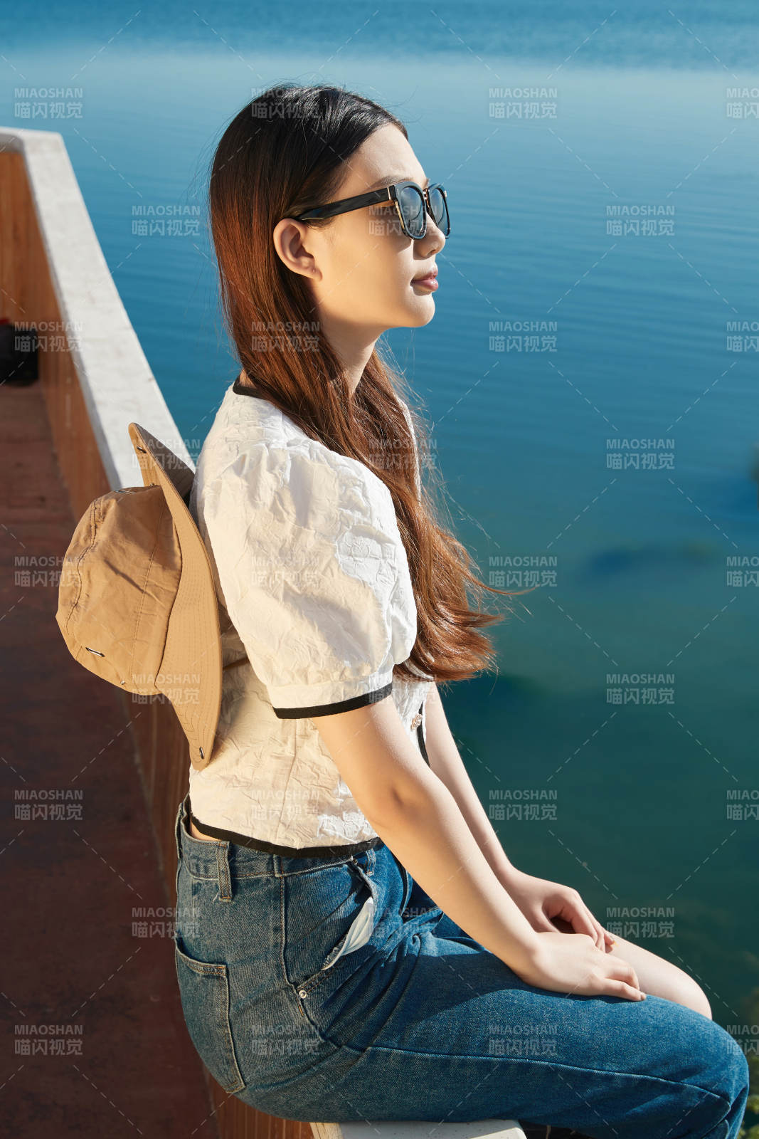 在湖畔木制帆船上的亞洲美女