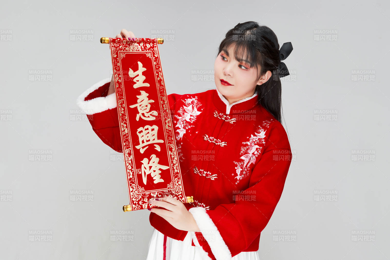 手持春聯身穿喜慶漢服的可愛少女