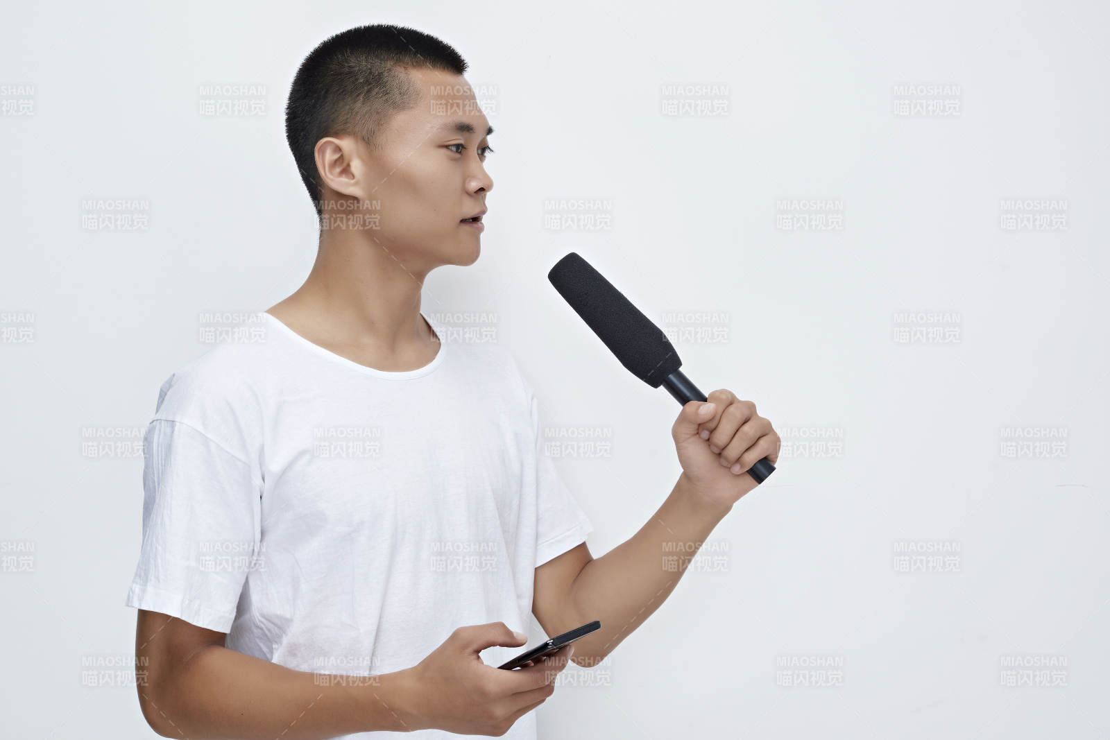 手持話筒手機進行采訪的新聞工作者