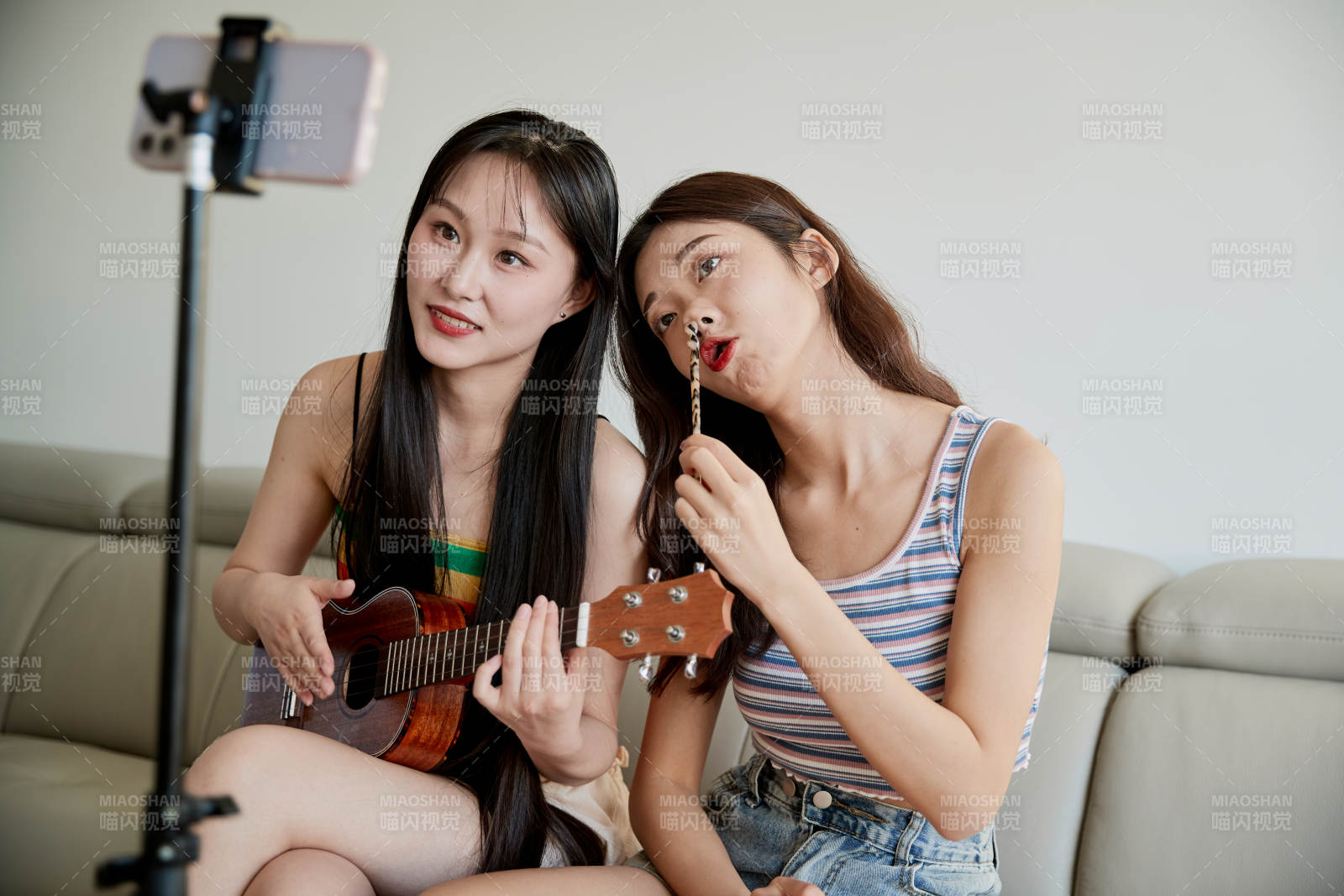 在家做主播直播的亞洲年輕閨蜜少女