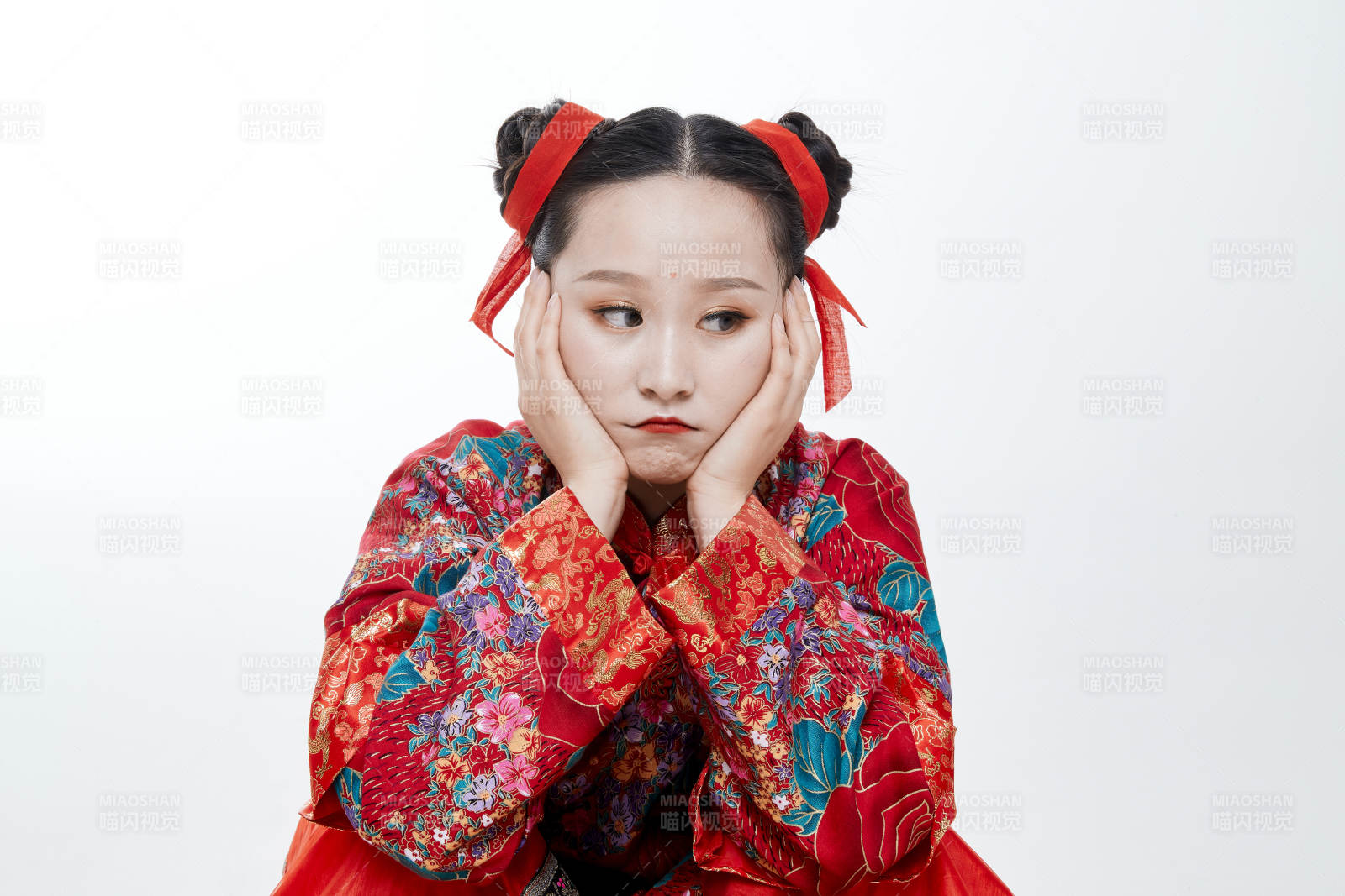 身穿中國傳統服飾的青年女性