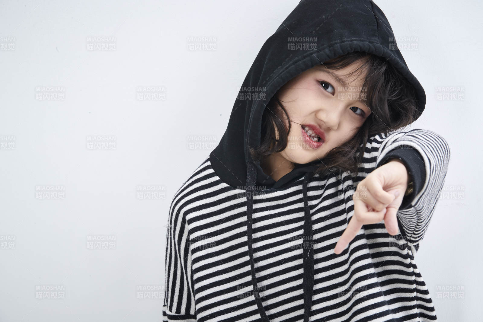 白色背景前身穿海魂衫的可愛的亞洲兒童人像