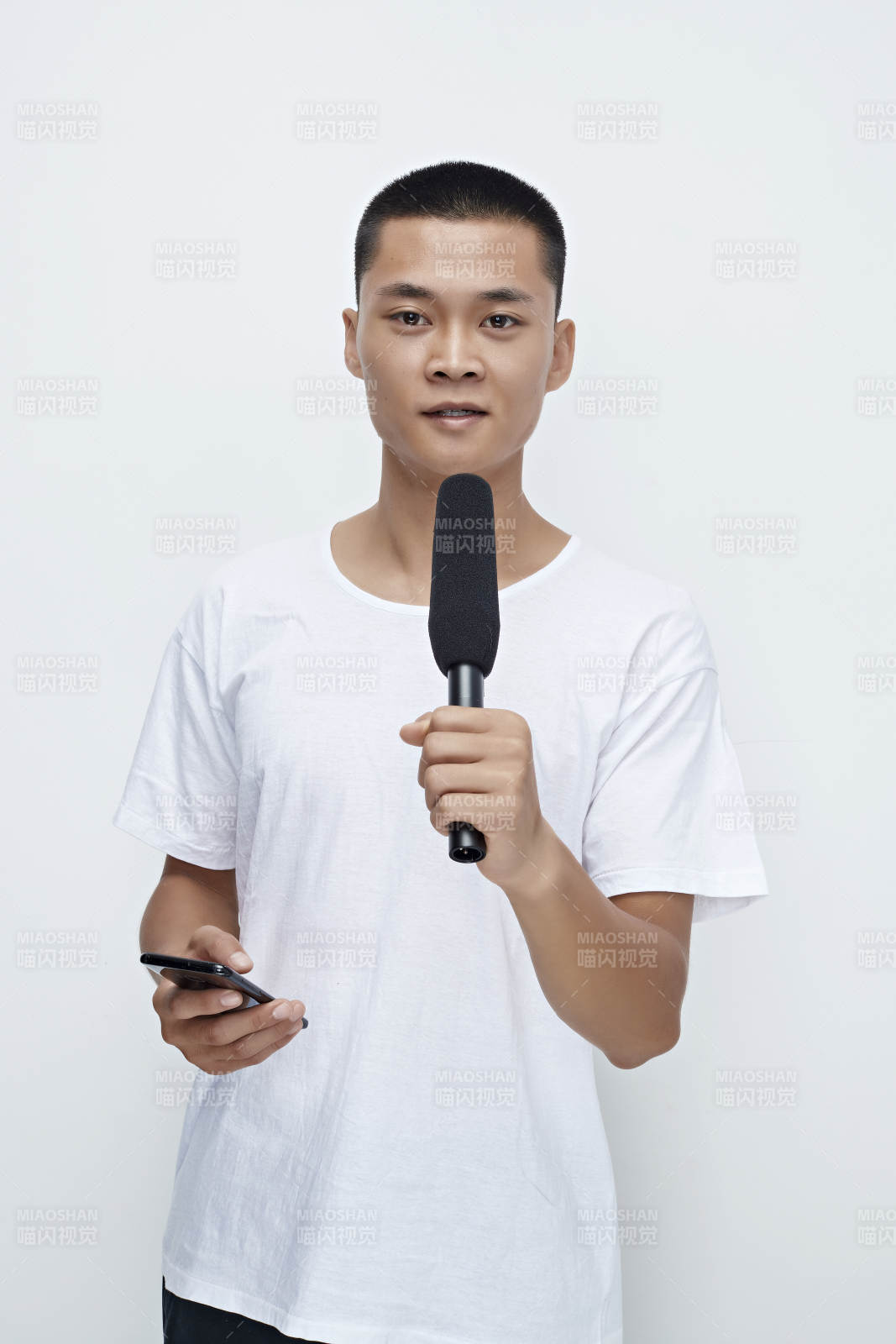 手持話筒手機進行采訪的新聞工作者