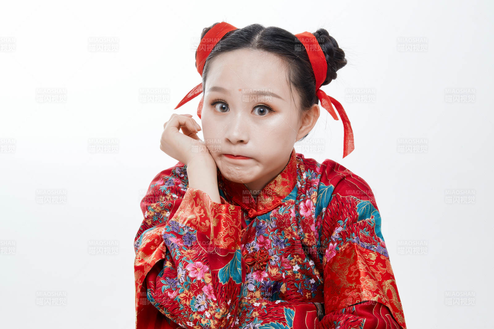 身穿中國傳統(tǒng)服飾的青年女性