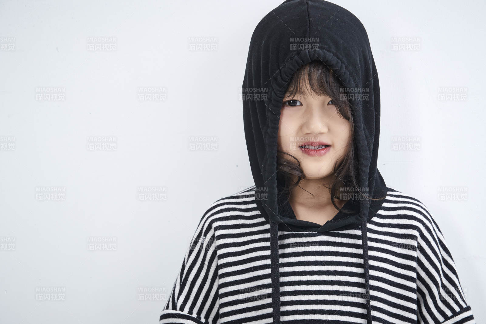 白色背景前身穿海魂衫的可愛的亞洲兒童人像