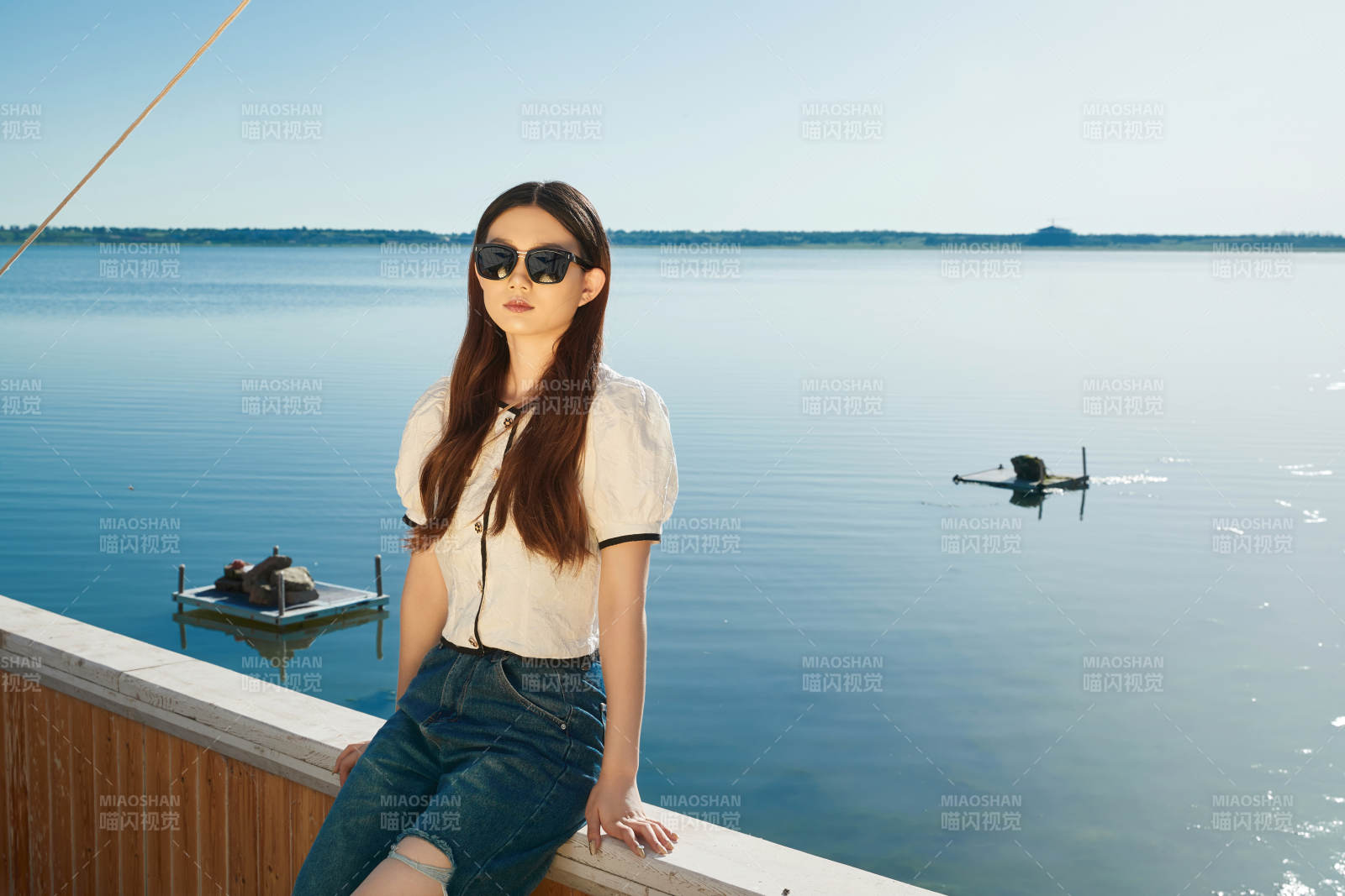 在湖畔木制帆船上的亞洲美女