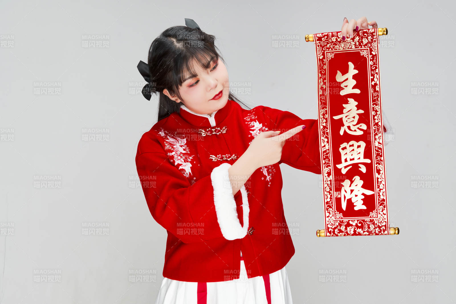 手持春聯身穿喜慶漢服的可愛少女