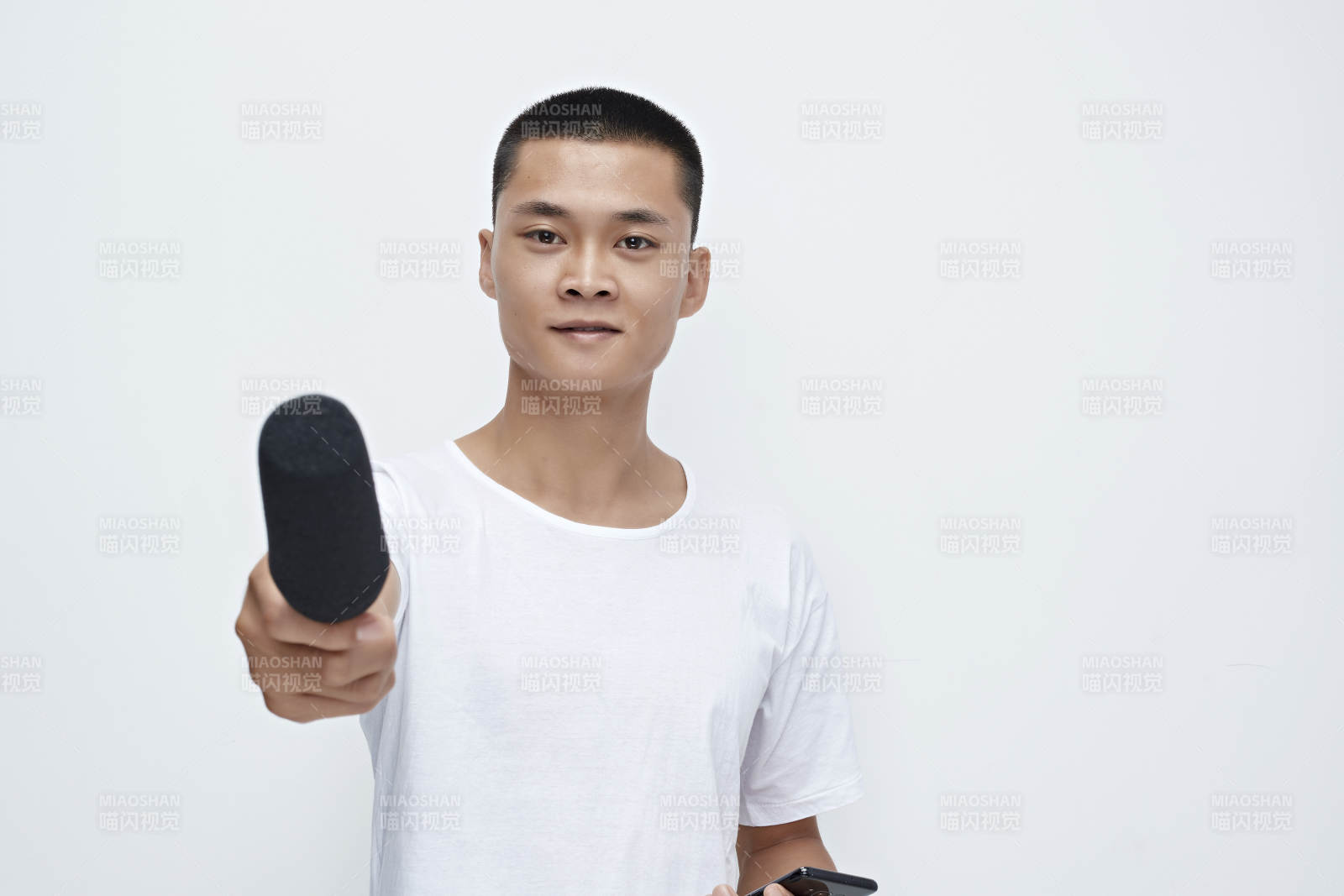 手持話筒手機進行采訪的新聞工作者