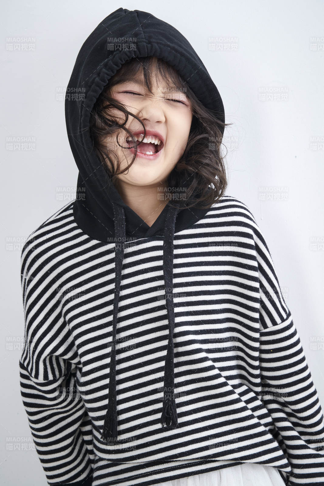 白色背景前身穿海魂衫的可愛的亞洲兒童人像