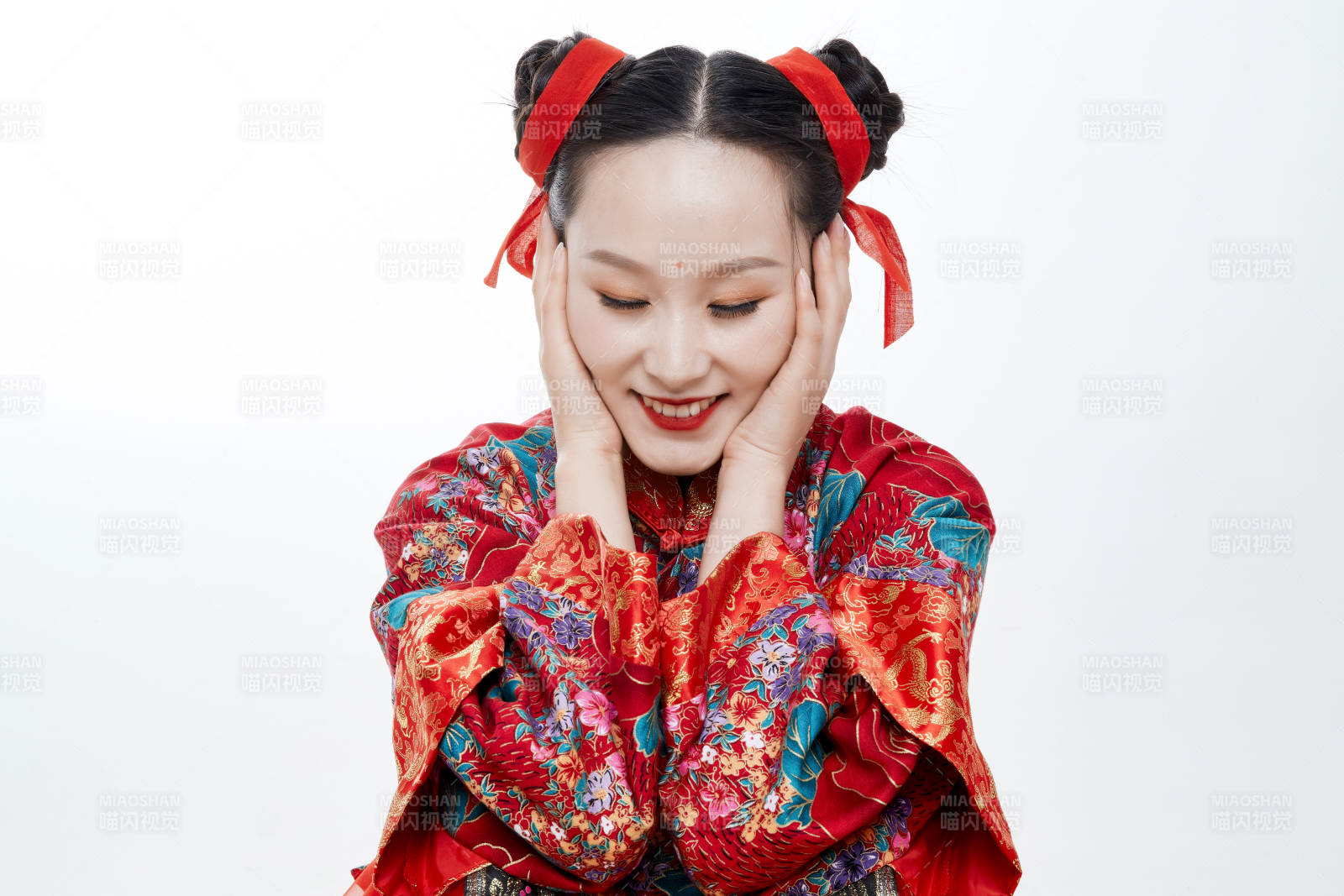 身穿中國傳統服飾的青年女性