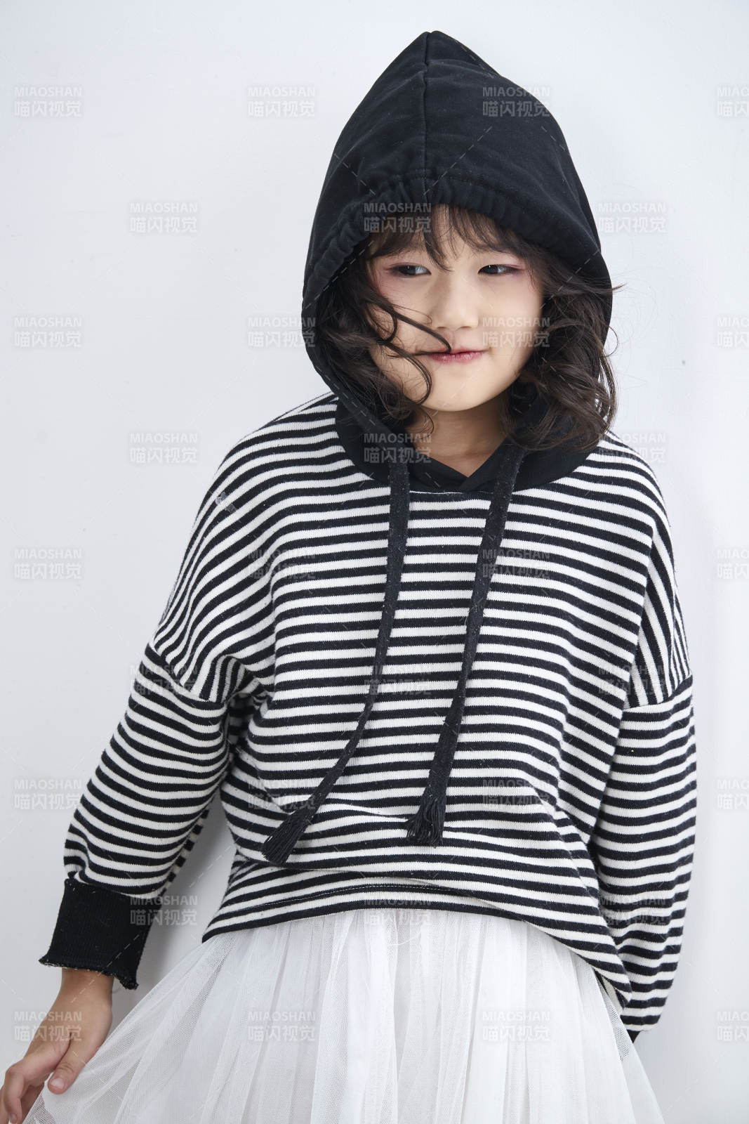 白色背景前身穿海魂衫的可愛的亞洲兒童人像