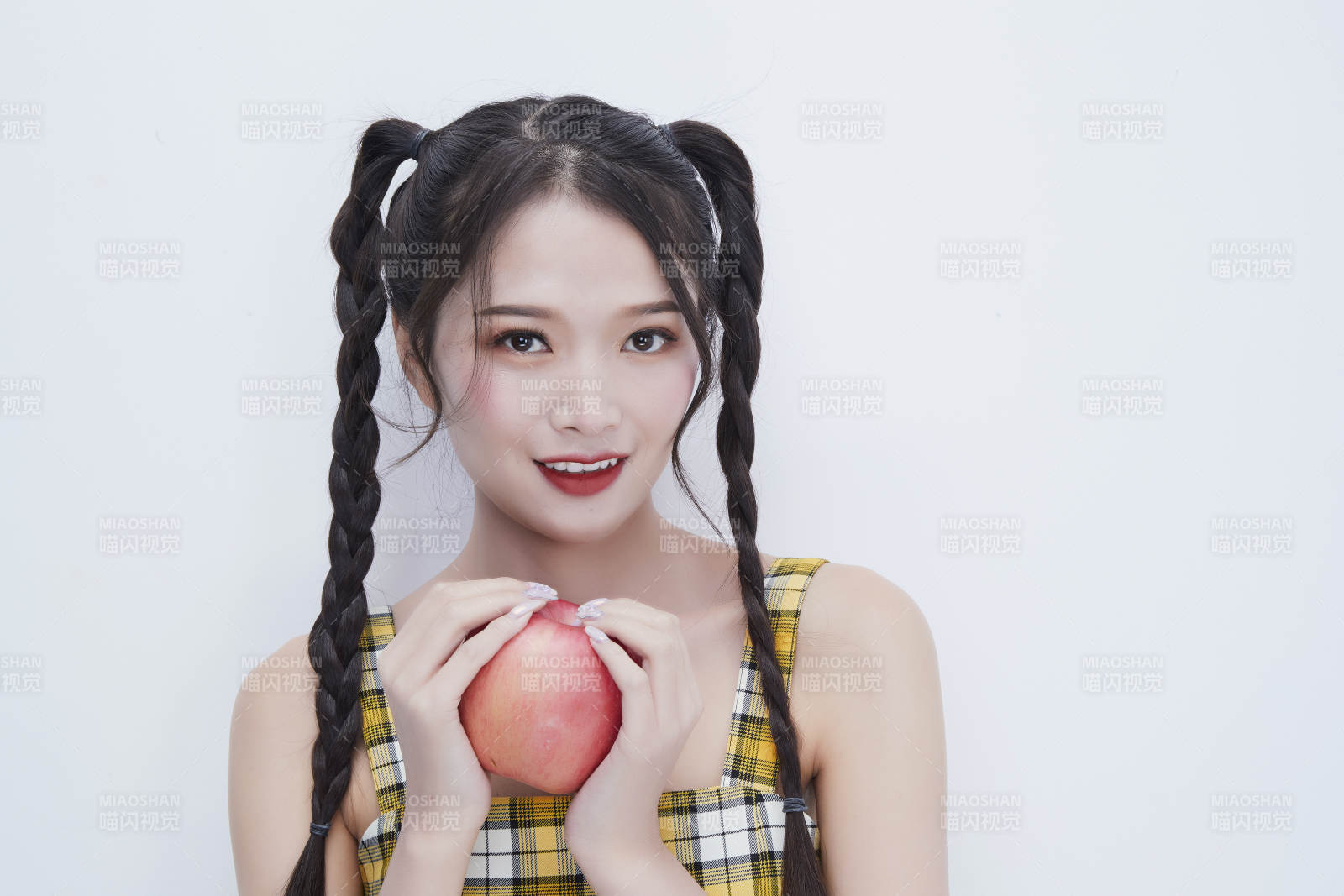 手拿蘋果身穿格子吊帶裙的亞洲可愛少女人像