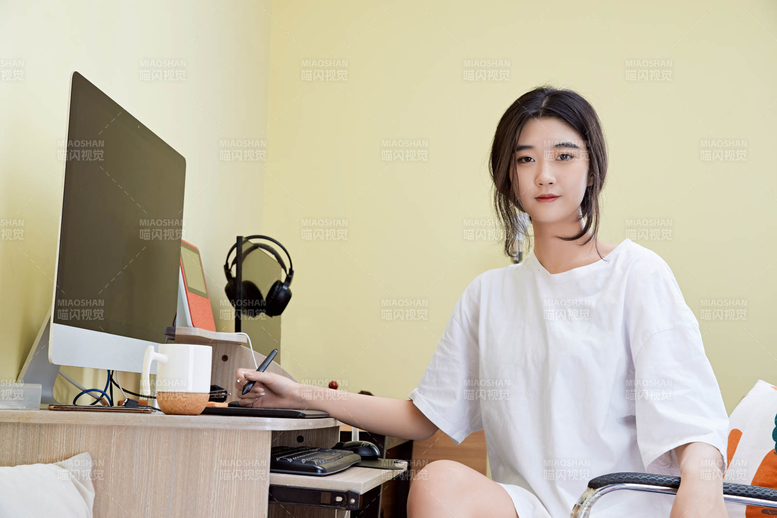 居家在電腦前創(chuàng)作插畫的年輕美女