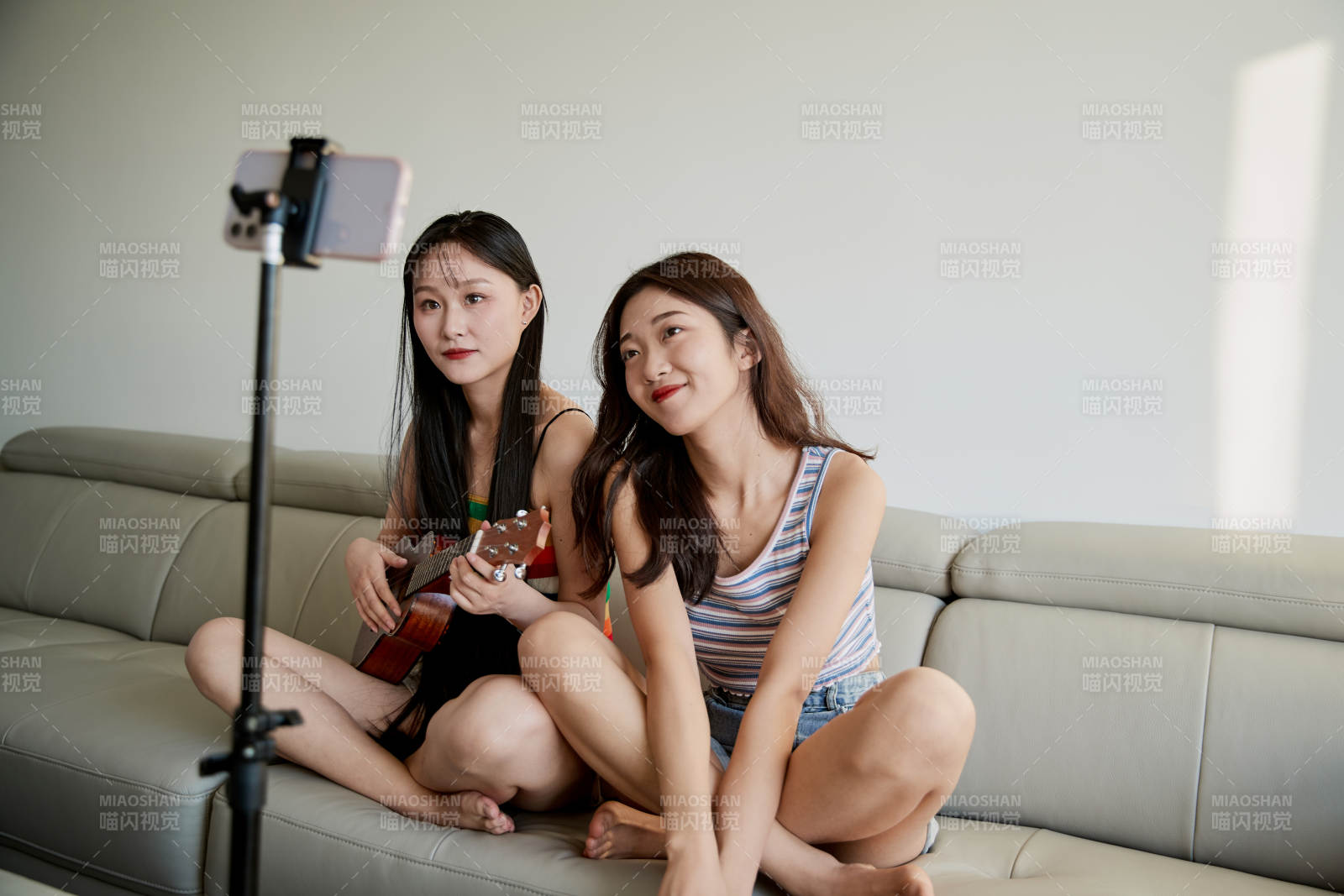 在家做主播直播的亞洲年輕閨蜜少女