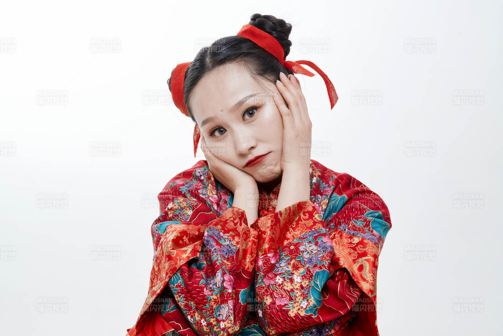 身穿中國傳統(tǒng)服飾的青年女性