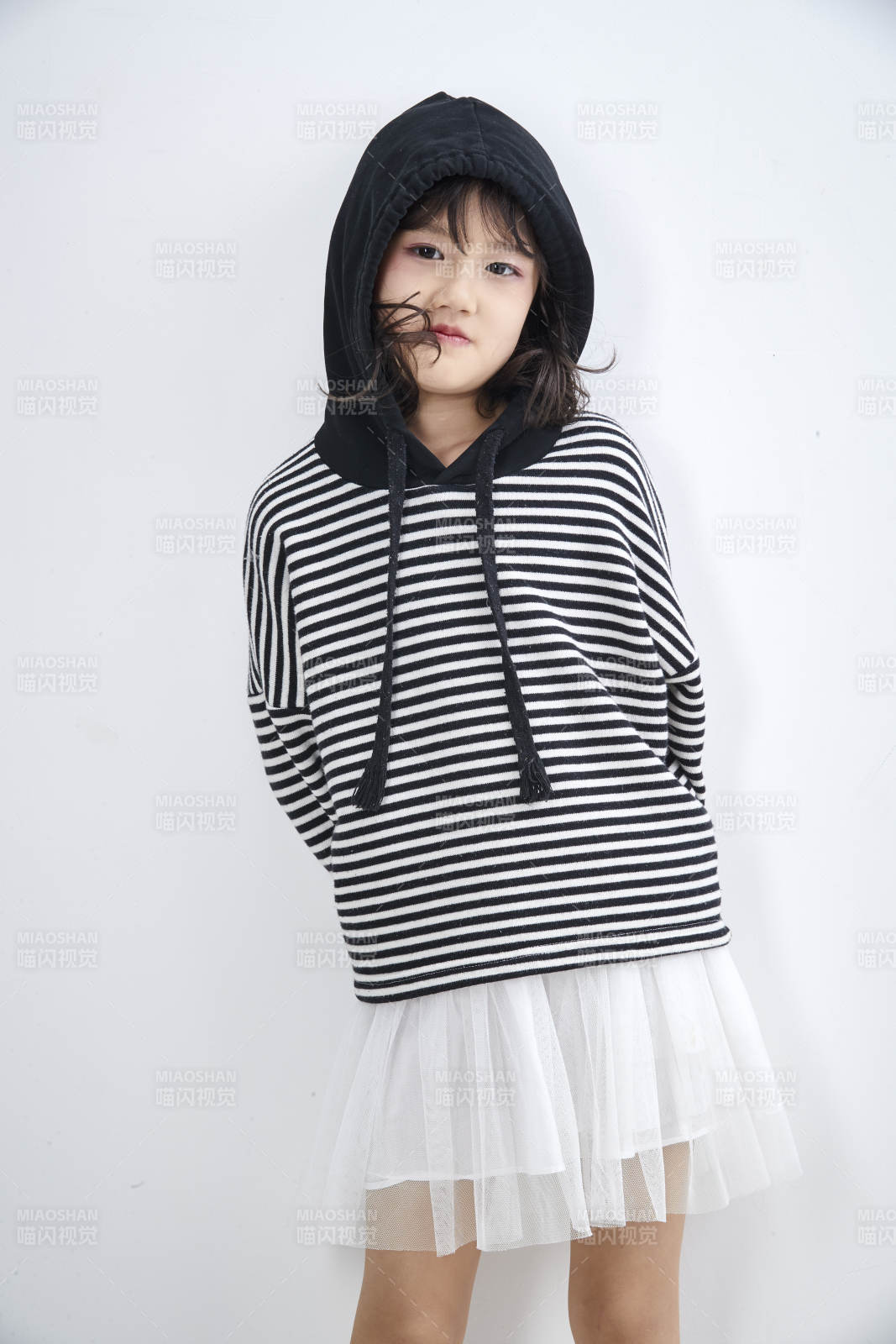 白色背景前身穿海魂衫的可愛的亞洲兒童人像