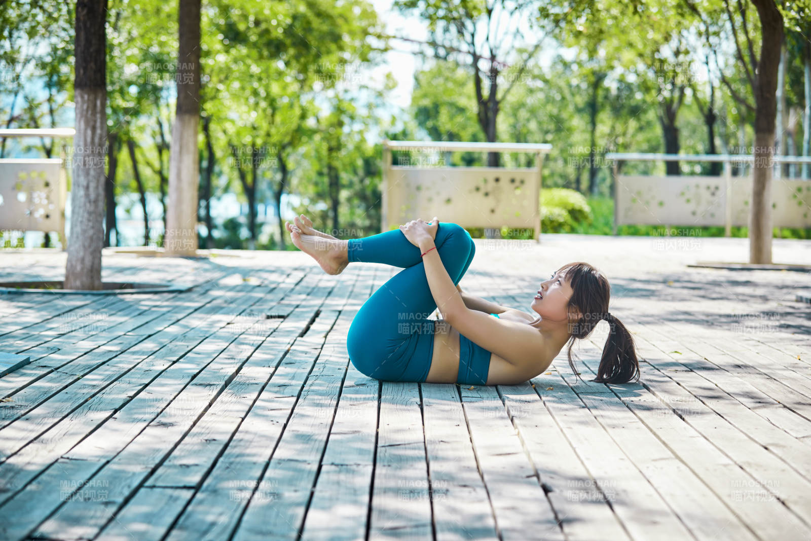 湖畔公園做瑜伽動作的亞洲年輕女性
