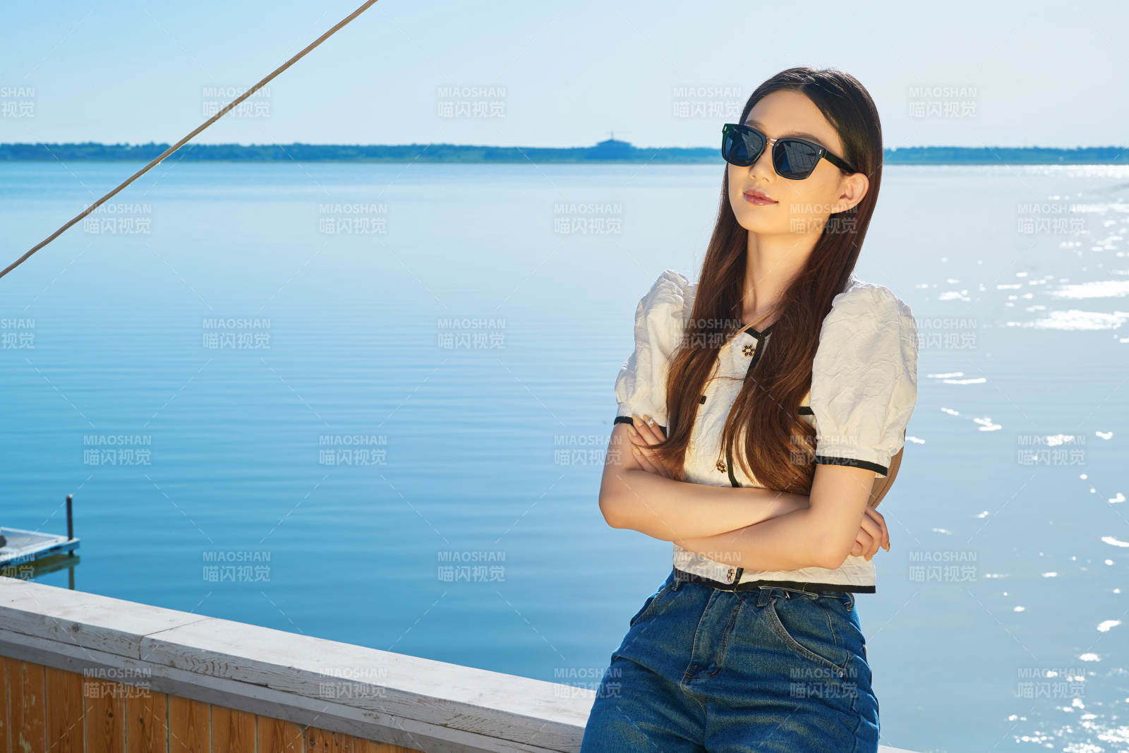 在湖畔木制帆船上的亞洲美女