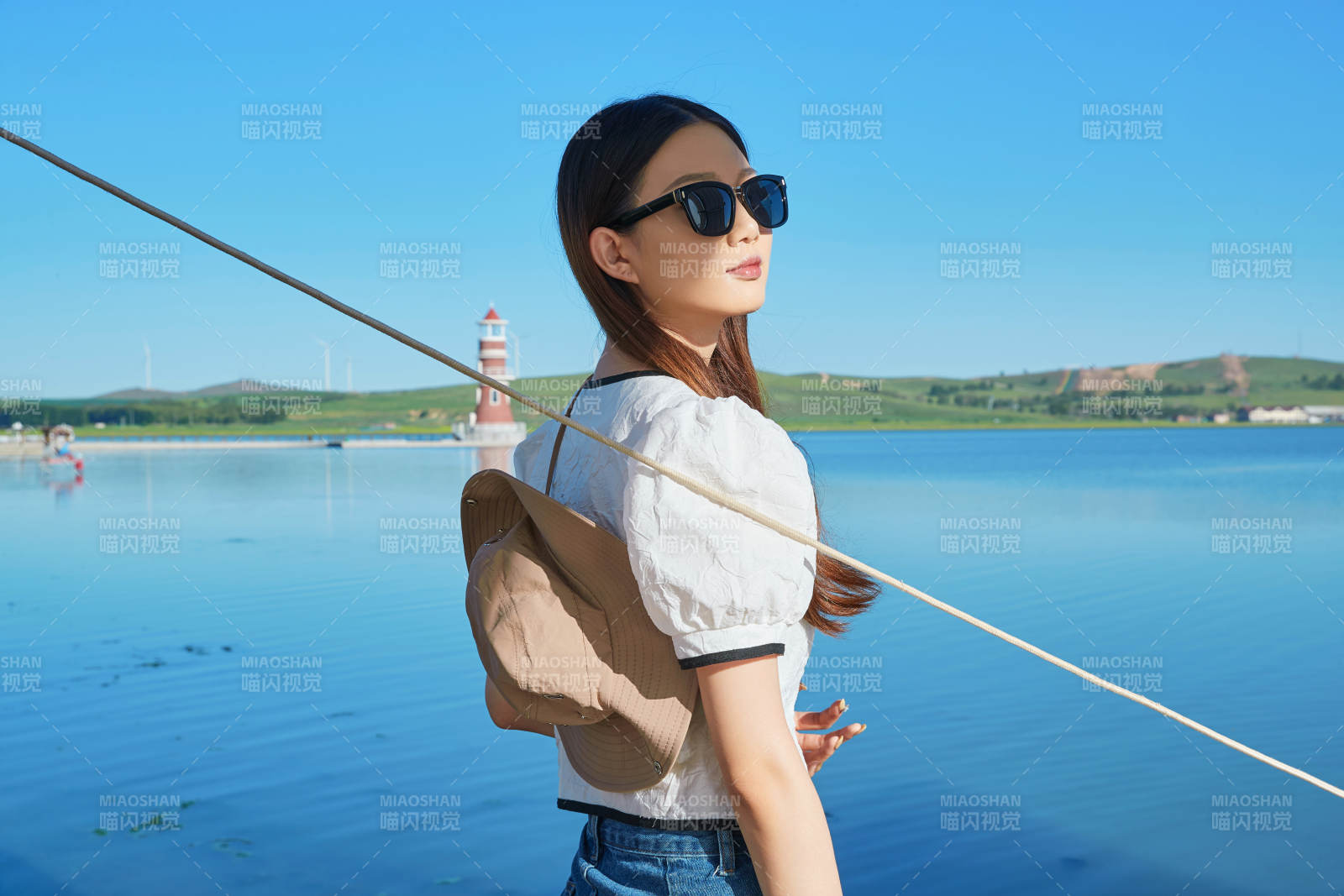 在湖畔木制帆船上的亚洲美女