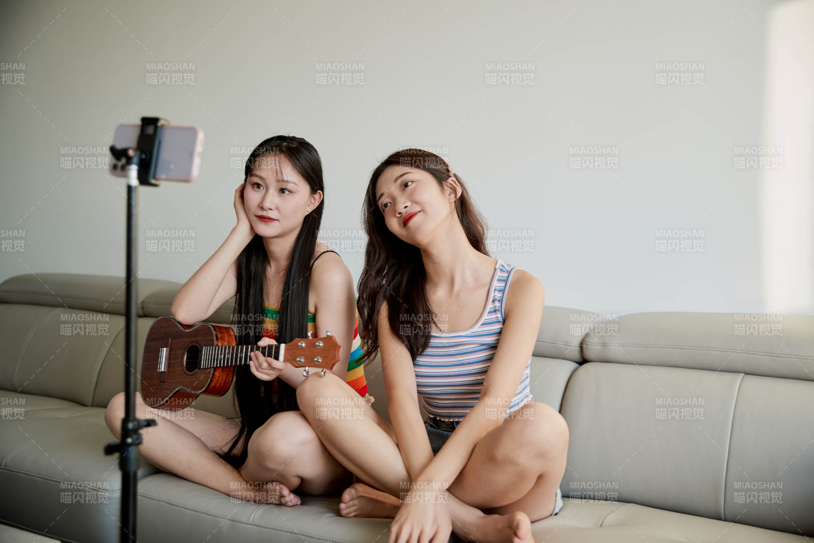 在家做主播直播的亞洲年輕閨蜜少女