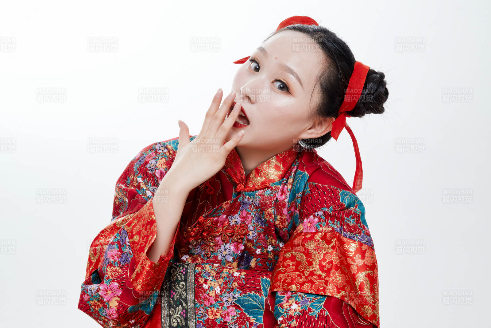 身穿中國傳統服飾的青年女性