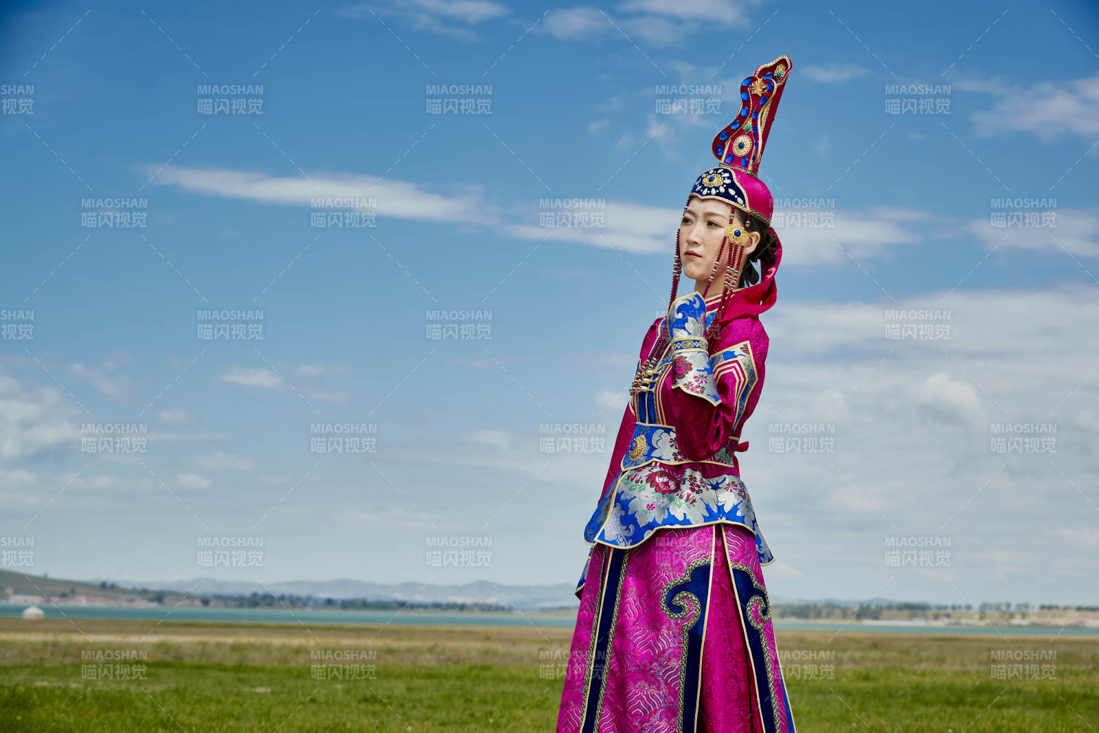 草原上身穿豪華蒙古族服飾的蒙族少女