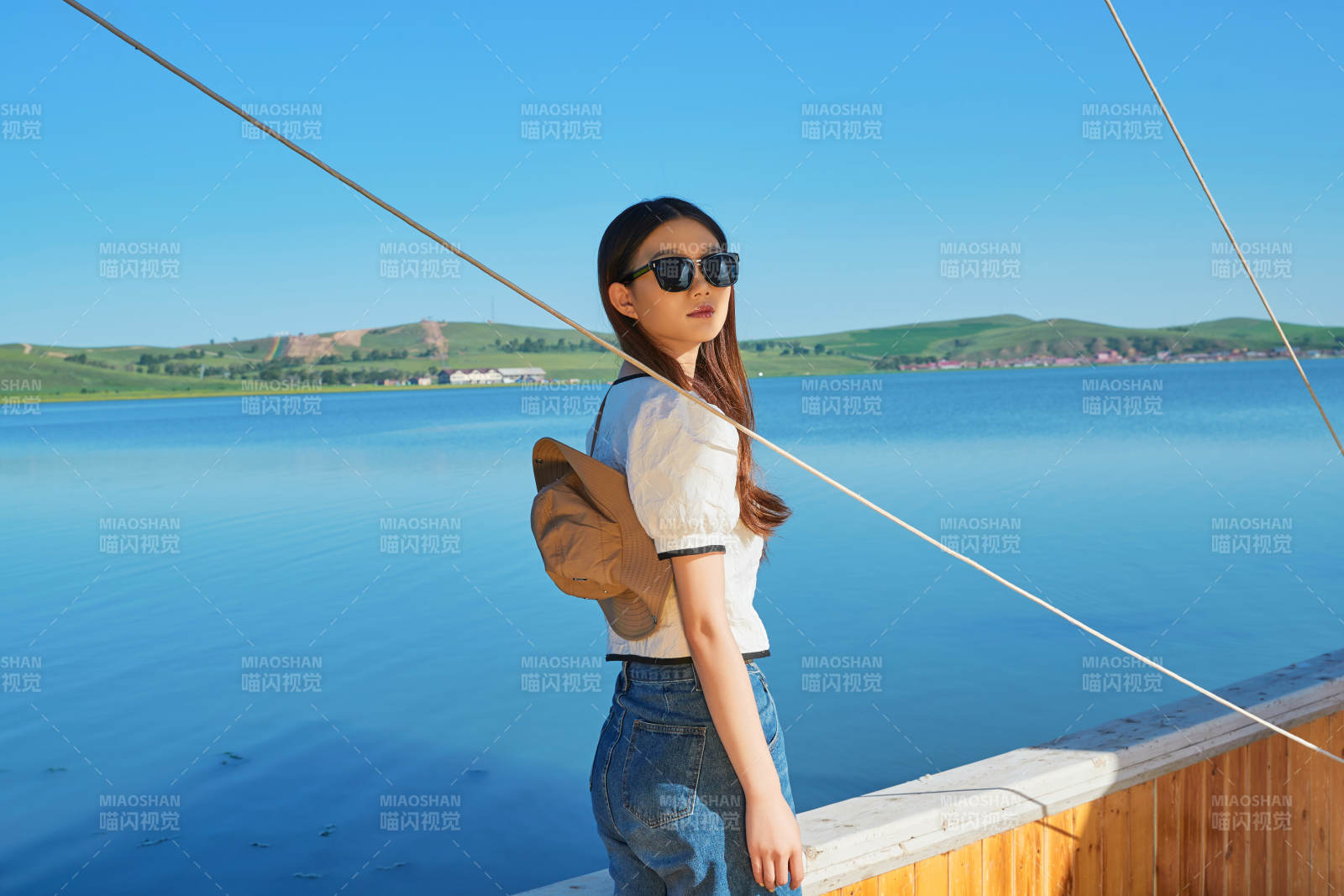 在湖畔木制帆船上的亞洲美女