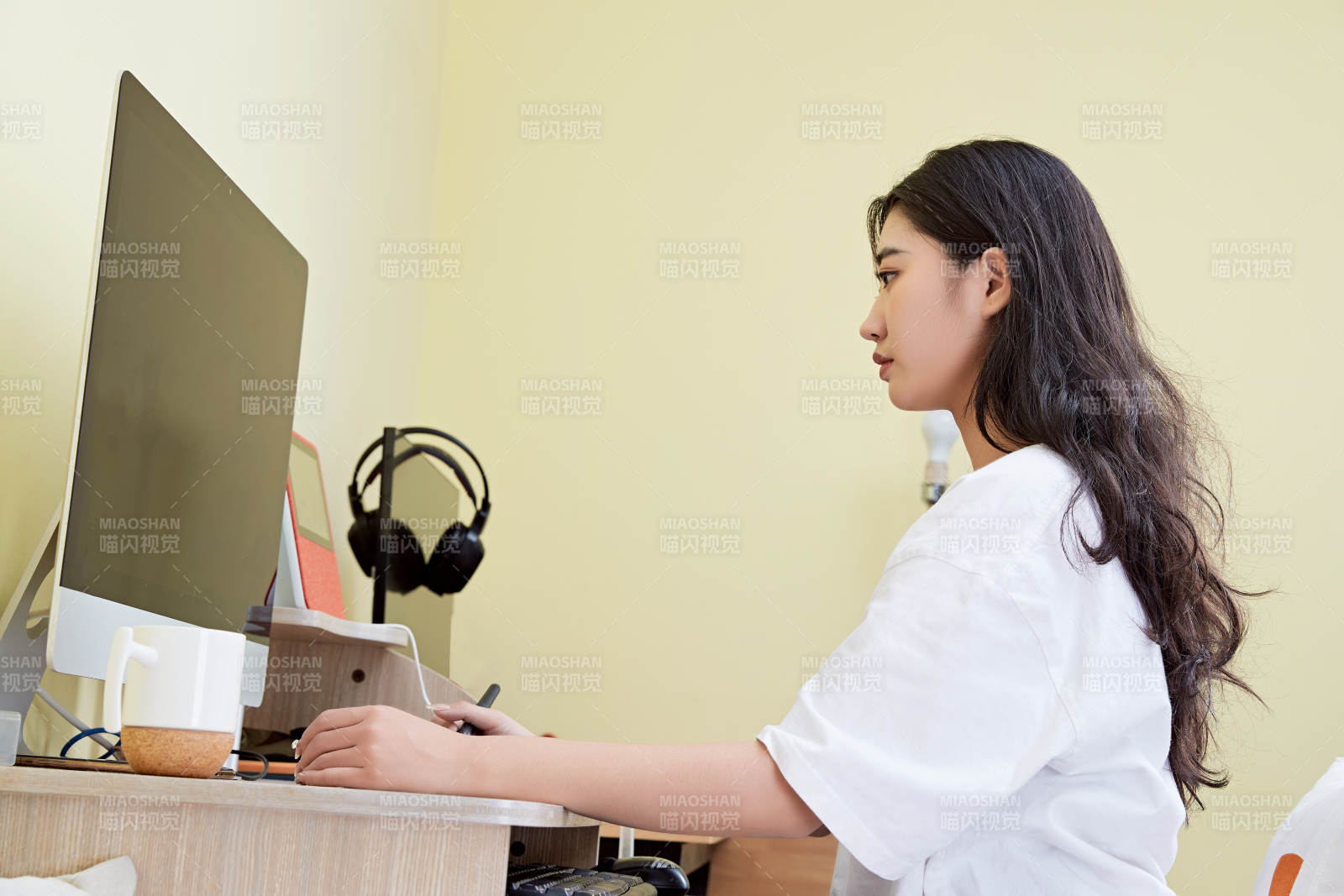 居家在电脑前创作插画的年轻美女图片